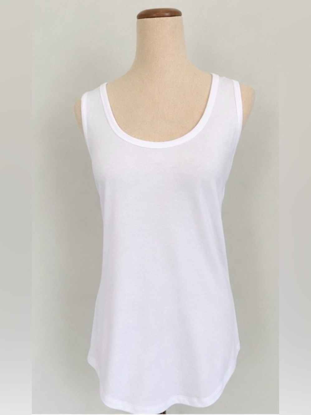 [A Ruby] White Layering Tank Top Medium NWT Sleeveless Stretch Basic Cami